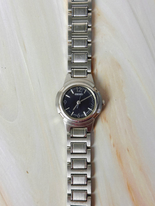 Seiko Women’s Quartz Watch – Black Dial – Stainless Steel Bracelet – Classic Dress Style