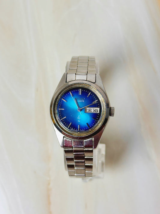 Seiko Quartz Vintage Watch – Blue Sunburst Dial – Day Date (Kanji) – Stainless Steel Bracelet