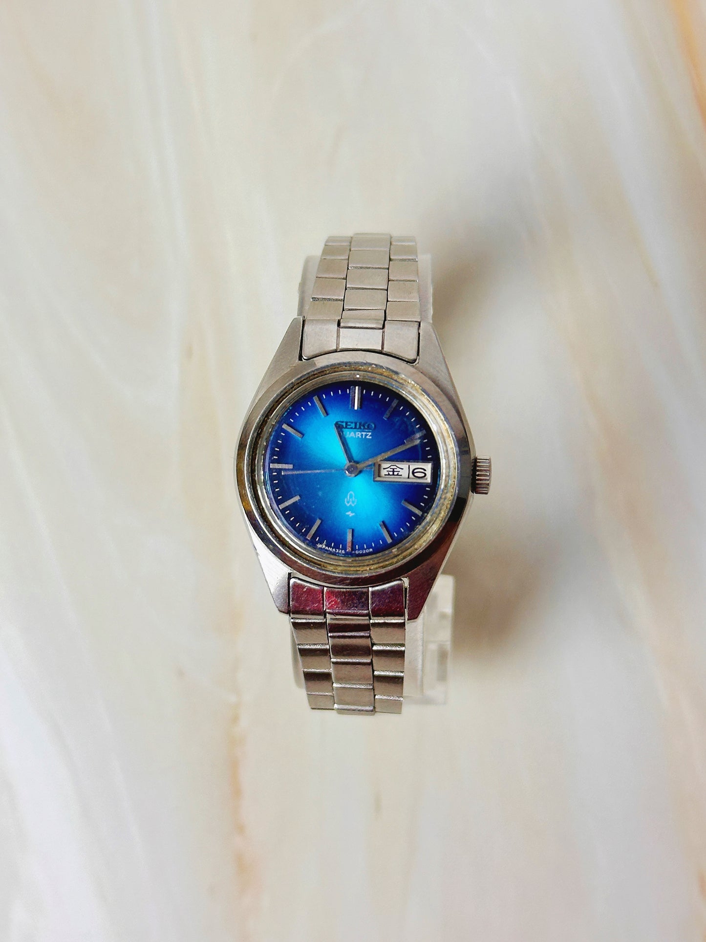 Seiko Quartz Vintage Watch – Blue Sunburst Dial – Day Date (Kanji) – Stainless Steel Bracelet