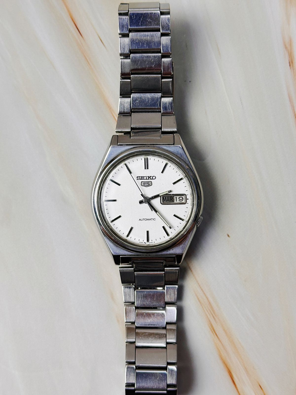 Seiko 5 Automatic Watch – White Dial – Day & Date Window – Stainless Steel Vintage Men’s Dress Watch