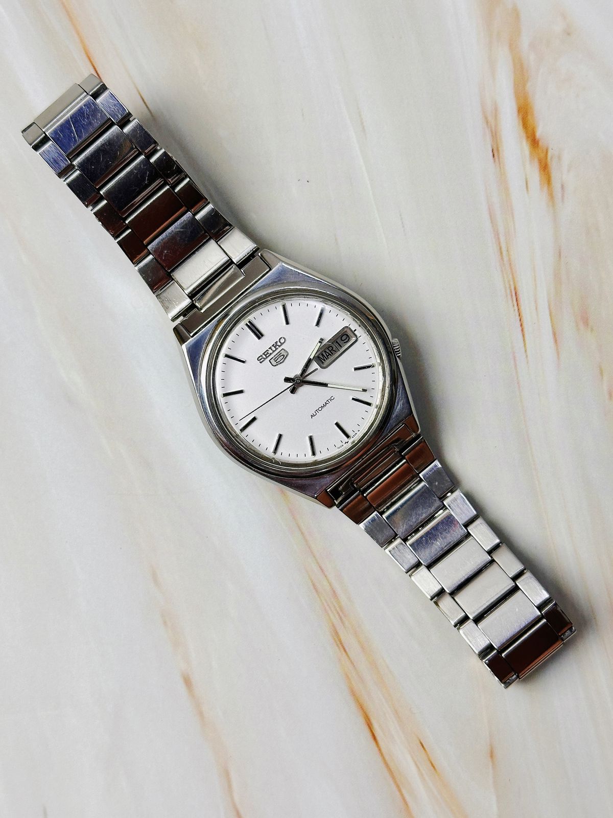 Seiko 5 Automatic Watch – White Dial – Day & Date Window – Stainless Steel Vintage Men’s Dress Watch