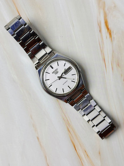 Seiko 5 Automatic Watch – White Dial – Day & Date Window – Stainless Steel Vintage Men’s Dress Watch