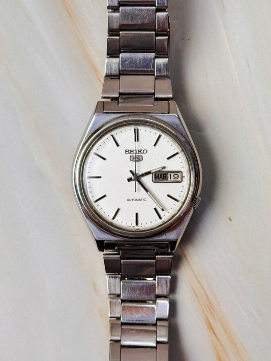Seiko 5 Automatic Watch – White Dial – Day & Date Window – Stainless Steel Vintage Men’s Dress Watch
