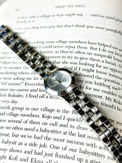 GUESS Women’s U90038L1 Fashion Sunburst Silver-Tone Quartz Analog 22 mm Watch (6″ Bracelet) Vintage