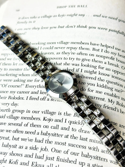 GUESS Women’s U90038L1 Fashion Sunburst Silver-Tone Quartz Analog 22 mm Watch (6″ Bracelet)