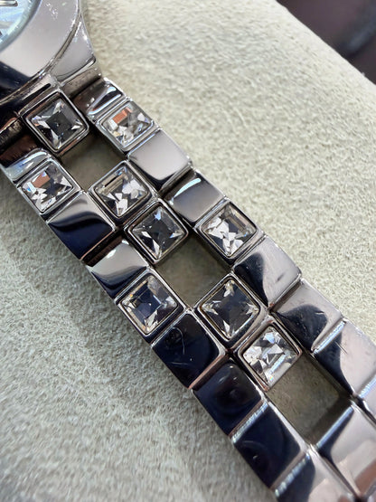 GUESS Women’s U90038L1 Fashion Sunburst Silver-Tone Quartz Analog 22 mm Watch (6″ Bracelet) Vintage