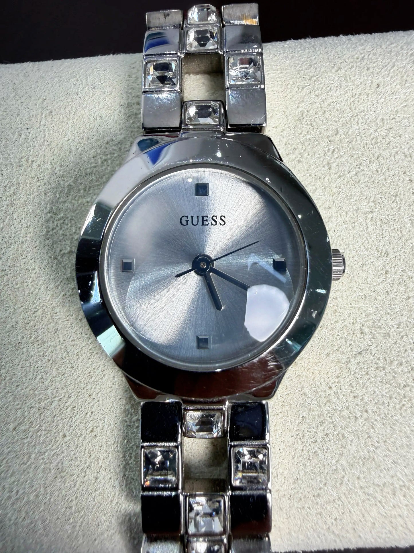 GUESS Women’s U90038L1 Fashion Sunburst Silver-Tone Quartz Analog 22 mm Watch (6″ Bracelet)