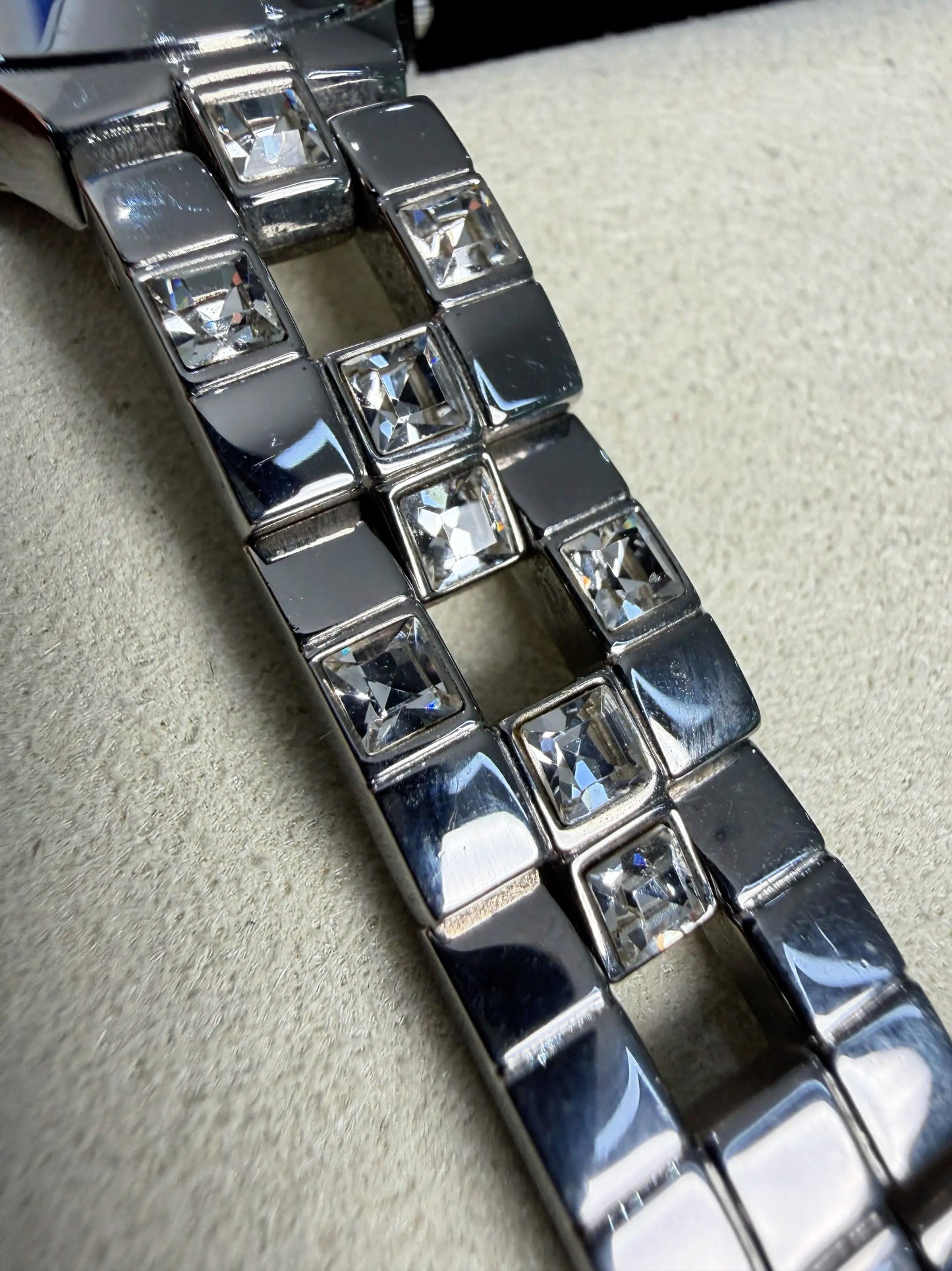 GUESS Women’s U90038L1 Fashion Sunburst Silver-Tone Quartz Analog 22 mm Watch (6″ Bracelet)