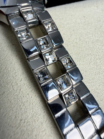 GUESS Women’s U90038L1 Fashion Sunburst Silver-Tone Quartz Analog 22 mm Watch (6″ Bracelet) Vintage