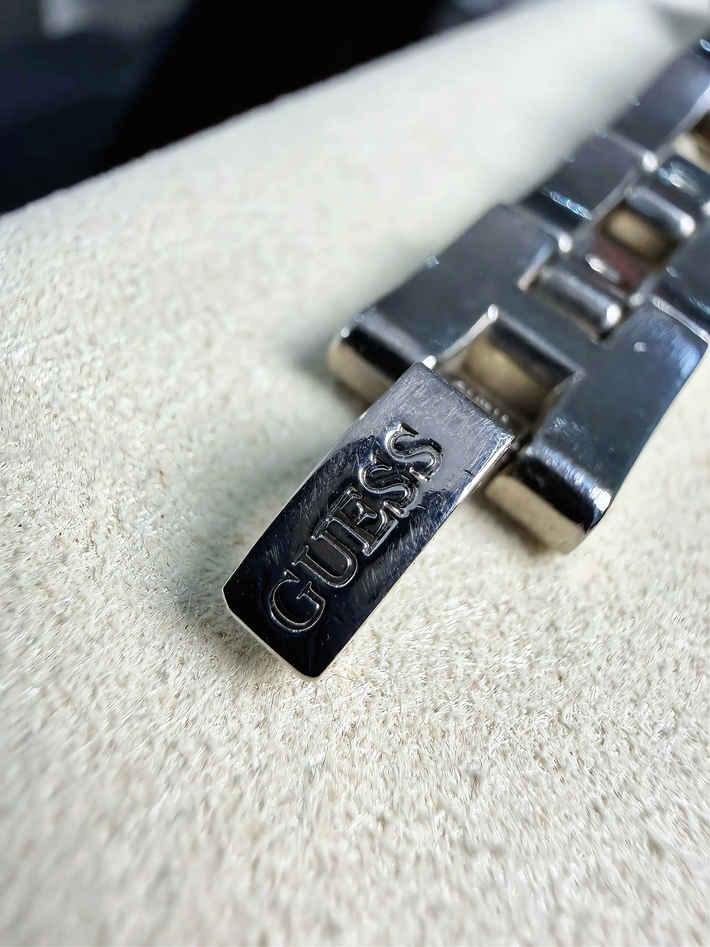 GUESS Women’s U90038L1 Fashion Sunburst Silver-Tone Quartz Analog 22 mm Watch (6″ Bracelet)