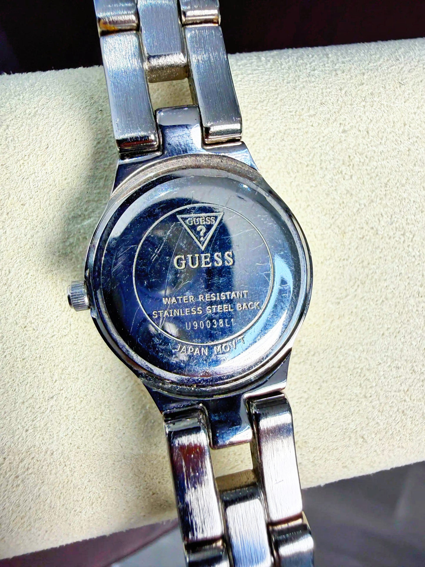 GUESS Women’s U90038L1 Fashion Sunburst Silver-Tone Quartz Analog 22 mm Watch (6″ Bracelet)